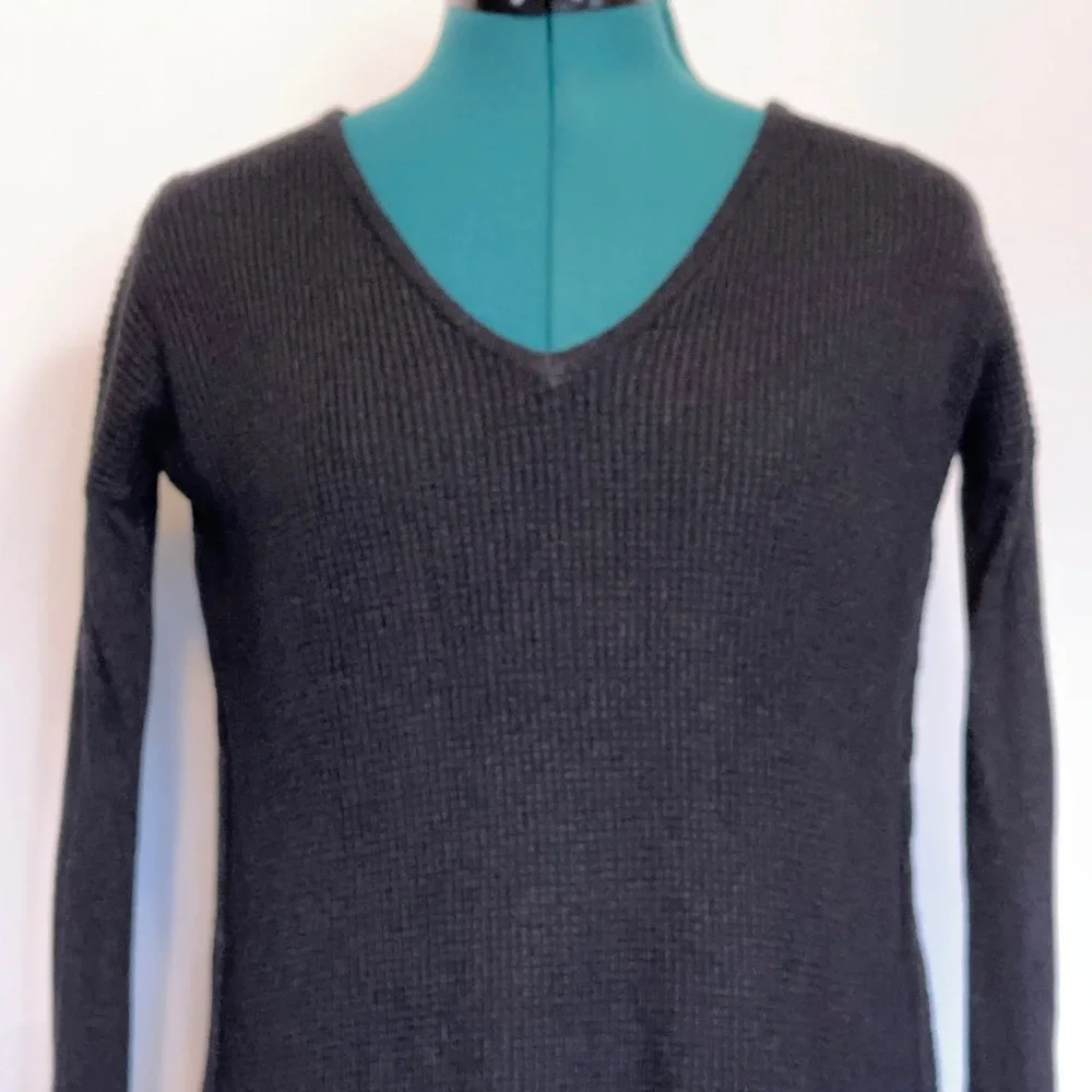 Lululemon The Sweater Life V-Neck Waffle Knit Dark Gray‎ Thumbholes XS No Tag